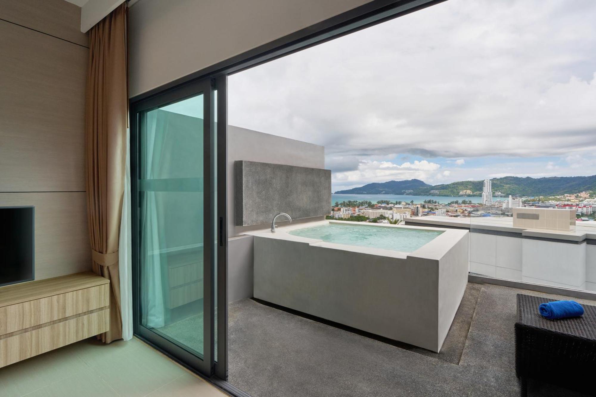 Готель Patong Bay Hill Екстер'єр фото